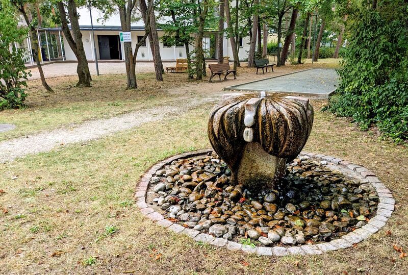 Datei:20240908 Löhekirche Brunnen q.jpg