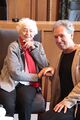 Ruth Weiss und Alexander Mayer im <!--IWLINK'" 31--> anlässlich der Übergabe einer Festschrift zum 98. Geburtstag von Weiss