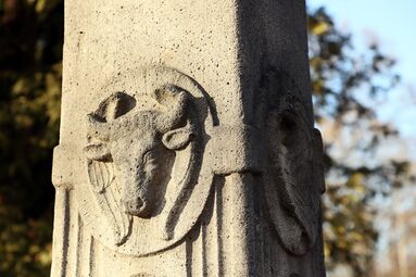 Evangelistenbrunnen Stier.jpg