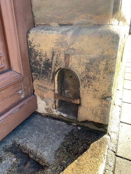 Datei:Haxnabkratzer Theresienstraße 22.jpg