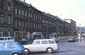 Blick vom Bahnhofplatz in Richtung Fürther Freiheit. Links die heutige Gustav-Schickedanz-Str. 8, rechts daneben zum Abbruch vorgesehene Häuser Nr. 6, 4, 2 und Grüner Bräu