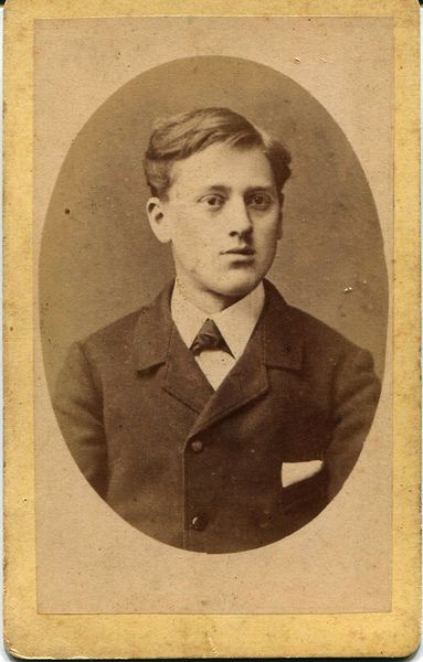 Datei:Kantenseter Junge mit Taschentuch.jpg