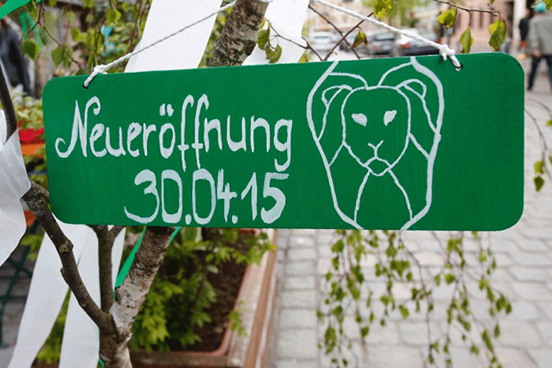 Datei:Löwe Neueröffnung 2015.jpg