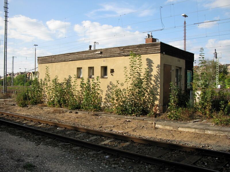 Datei:2015-09-21 Weichenstellbude 904 (02).jpg