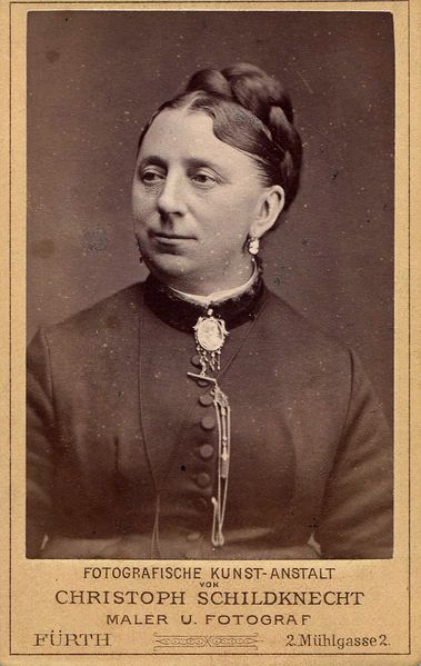 Datei:Frau mit Haare schön.jpg