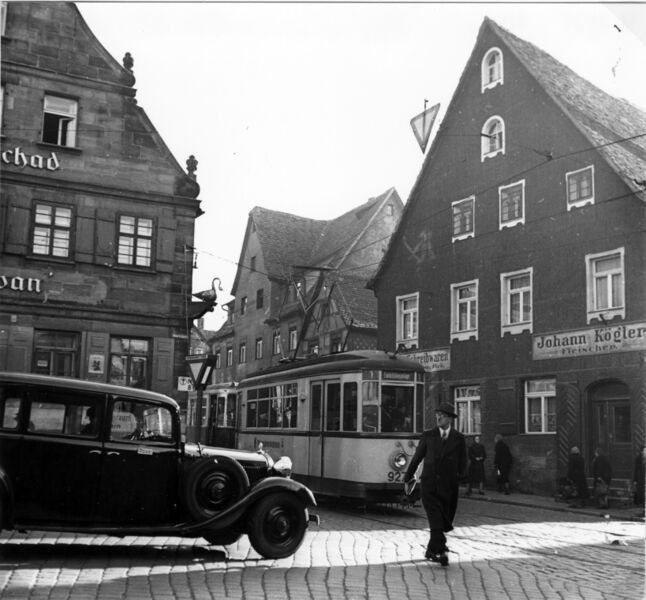 Datei:Königstraße 46 (Metzgerei Kögler), 48 und 50 verdeckt durch Straßenbahn, Markplatz 2 (links).jpg