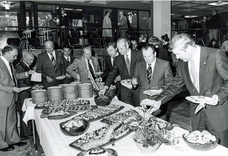 Datei:NL 16-127-31 Scherzer Eröffnung Fachoberschule Dambacher Straße Kultusminister Maier 24 Apr 1979.jpg