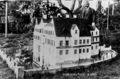 Das Modell des Wasserschlosses in Burgfarrnbach, im Hintergrund der Chronist Hager, 1927