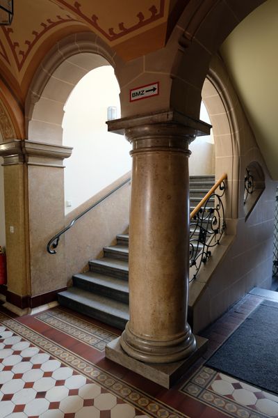 Datei:RathausTreppenhaus Nov 2020.jpg
