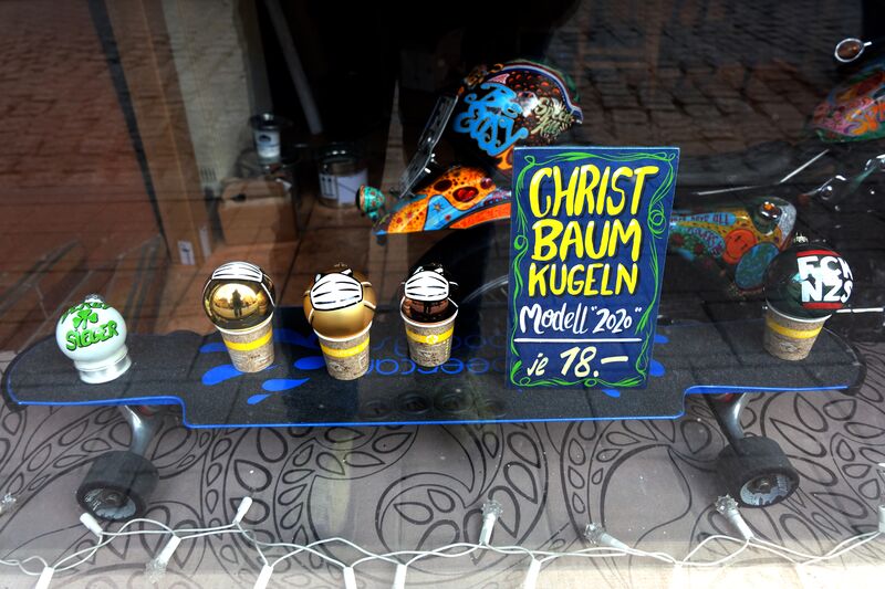 Datei:Corona Christbaumkugeln Dez 2020.jpg