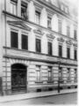Im Fenster rechts im 2. OG Kathinka und Karl Andörfer, im Fenster mit dem Schutzgitter links Hermann neben einem Mädchen, rechts Franziska, ca. 1928