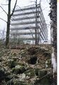 Baumaßnahmen im ehem. <a class="mw-selflink selflink">Grüner Park</a> im Februar 1989. Zerstörter alter Kellereingang mit Sandsteinblöcken im Steilhang zum <!--LINK'" 0:4--> Gelände mit früheren jetzt abgerissenen <!--LINK'" 0:5--> Gebäude.