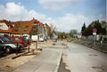 Baubeginn der Lärmschutzreihenhäuser <a class="mw-selflink selflink">Heiligenstraße 33-59</a> als 1. BA an dieser Stelle und späterer 2. BA über die Einmündung  hinweg zur  der "Kleeblatt Wohnbau". Die  noch 2-spurig, (rechts ), später 4-spurig ausgebaute  im März 1998
