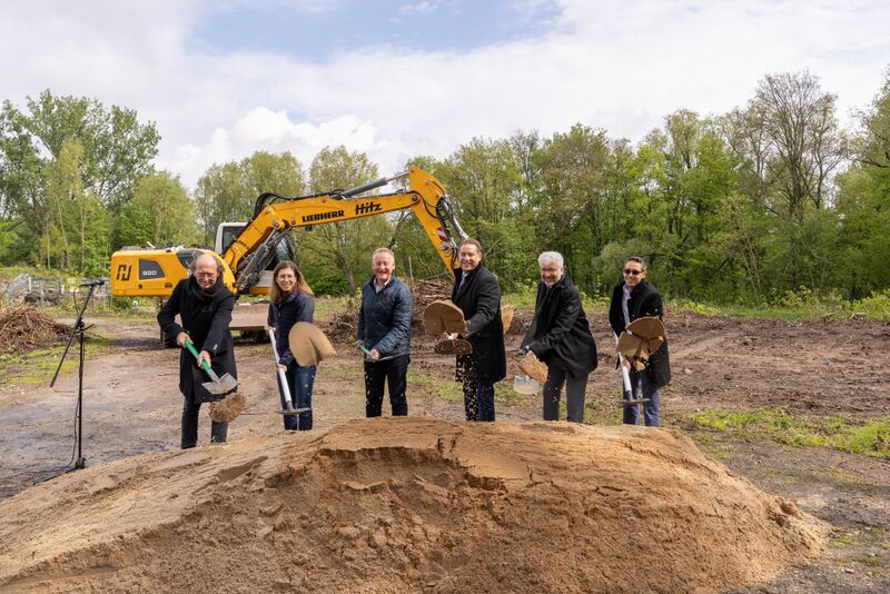 Datei:Schliemann Spatenstich April 2024.jpg