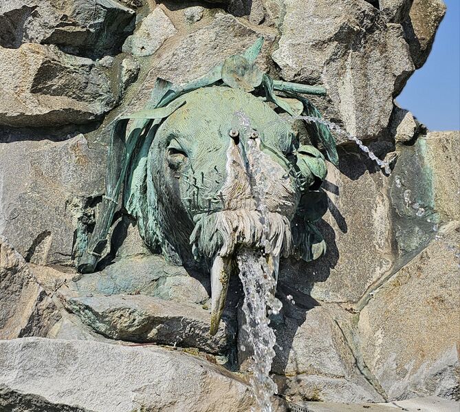 Datei:2025 08 23 Centaurenbrunnen Detail4.jpg