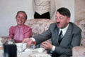 Gertrud Forster (geb. Deetz) 1937 bei Adolf Hitler in der Reichskanzlei.