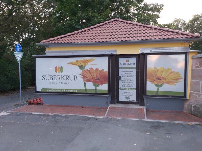 Datei:Süberkrüb Verkaufsstelle Friedhofseingang Mauerst.jpg