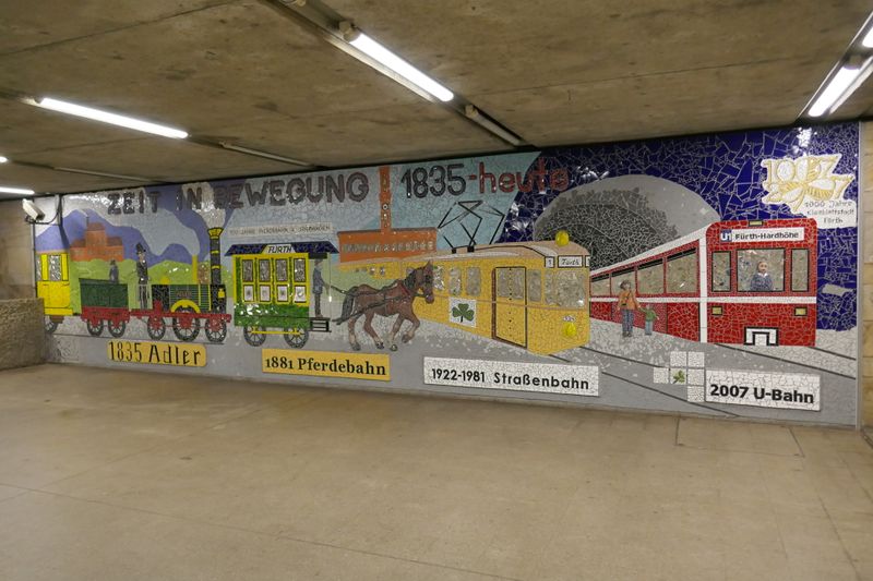Datei:U-Bahnhof Jakobinenstraße Zeit in Bew 072019.JPG