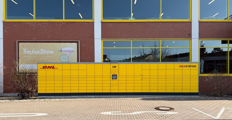 Datei:DHL Packstation 139, Scherbsgraben 15 90766 Fürth.jpg