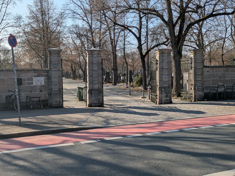 Datei:FriedhofHaupteingang2025-03.jpg