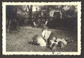 Rainer Appel mit Kindern im "unteren Garten". Blickrichtung zur <!--LINK'" 0:25-->, im Hintergrund ist das Dach der öffentlichen Bedürfnisanstalt zu erkennen. Juni 1941
