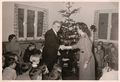Weihnachtsfeier 1954 im Kinderheim Grete Schickedanz. Im Bild stehend Gustav Schickedanz mit Heimleiterin Veit