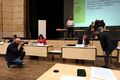 Gespräche einzelner Stadträte während der konstituierende Stadtratssitzung während der laufenden Wahl zum 3. Bürgermeister, Mai 2020