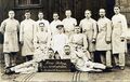Gruppenbild aus dem Reserve-Lazarett Rosenschule vom 3. März 1916