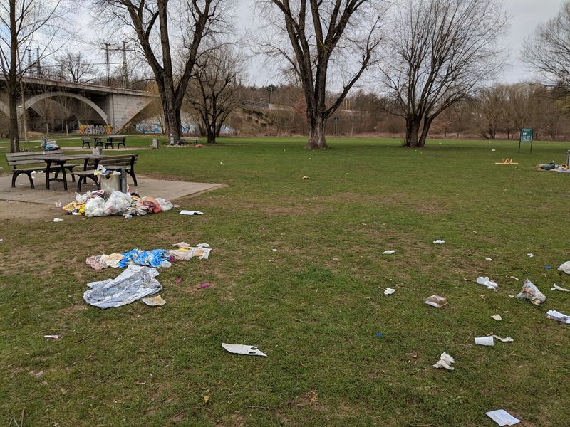 Datei:Grillplatz Siebenbogenbruecke Muell 2.jpg