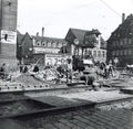 Umbaumaßnahmen am Königsplatz mit der Gaststätte Zum Schwarzen Kreuz im Hintergrund. Am Rathaus befindet sich noch der Hinweis aus dem 2. Weltkrieg "Zum Luftschutzraum", 1955