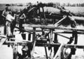 Aufbau Wasserrad Stadeln mit Zimmermeister Gößelein und Landwirt Hans Büchel. Im Hintergrund <!--LINK'" 0:12-->, links der Damm des <!--LINK'" 0:13--> und der Schornstein der ehem. Firma <!--LINK'" 0:14-->, Aufnahme von 1947