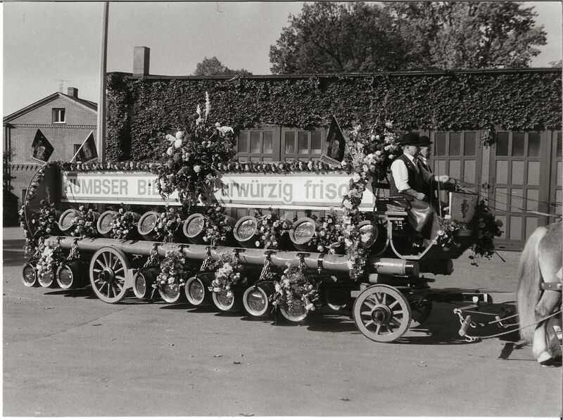 Datei:1975 Humbser-Gespann im Brauereihof.jpg
