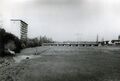 Blick über den Scherbsgraben, im Hintergrund das erste Fürther Hochhaus und die Flutbrücke, Nov. 1966