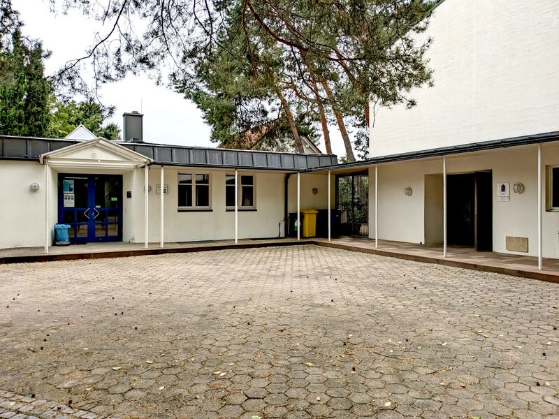 Datei:20240908 Löhekirche Vorplatz.jpg