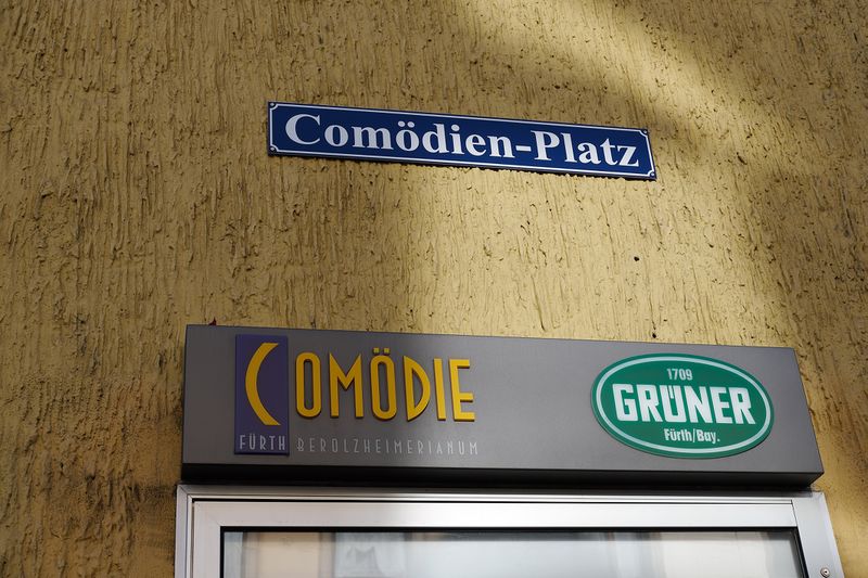 Datei:Comödienplatz Schild.jpg