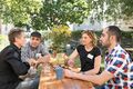 Im Projekt Sprachpatenschaften treffen sich Migrant/innen und Einheimische, um Deutsch zu üben