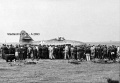Der Düsenjäger Messerschmitt Me 262 A-1a, aufgenommen am Flughafen Atzenhof, von Schaulustigen umringt - Aufnahme Juli 1944