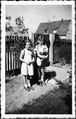 Mit Nachbars- und Schul Freundin Traudl Haberkamm, wohnte im Eckhaus Östl. Waldringstraße/Eibenstraße (leider schon verstorben) 1954. Hatte die schönste Schaukel der Siedlung im Garten. Im Hintergrund Kiefernstraße im rechten Doppelhaus von Familie Schick.