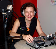 Karin Falkenberg bei der Hörspielproduktion im Rundfunkmuseum, 2014.jpeg