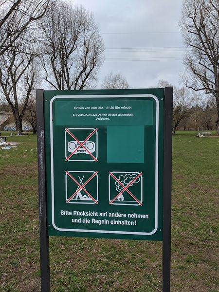 Datei:Verbotsschild Grillplatz Siebenbogenbruecke.jpg
