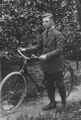 Franz Heitzmann mit seinem Fahrrad während der Studienzeit (ca. 1925). <span class="smw-highlighter" data-type="8" data-state="inline" data-title="Hinweis" title="Lizenz: cc-by-sa-4.0"><span class="smwtticon note"></span><span class="smwttcontent">Lizenz: cc-by-sa-4.0</span></span>