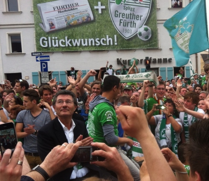 Datei:Helmut Hack Aufstiegsfeier.jpg