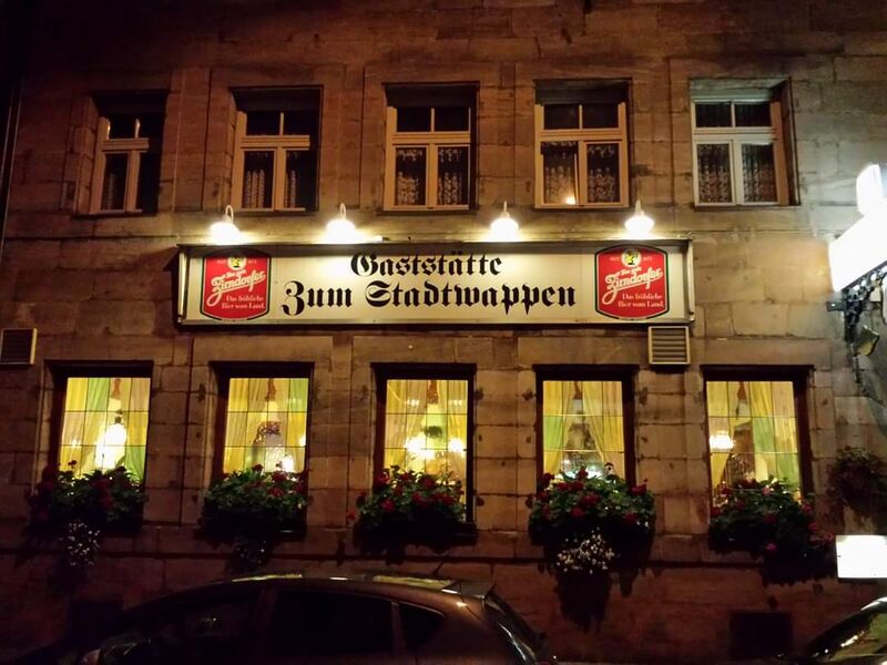 Datei:Zum Stadtwappen Front.jpg