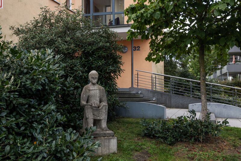 Datei:Frauenskulptur Siemensstraße Sept 2023.jpg