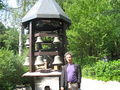 Der ehemalige Stadtheimatpfleger <a class="mw-selflink selflink">Alexander Mayer</a> mit dem in Bayreuth entdeckten Glockenspiel (1. Juni 2007), das sich heute auf dem Rathausturm befindet.