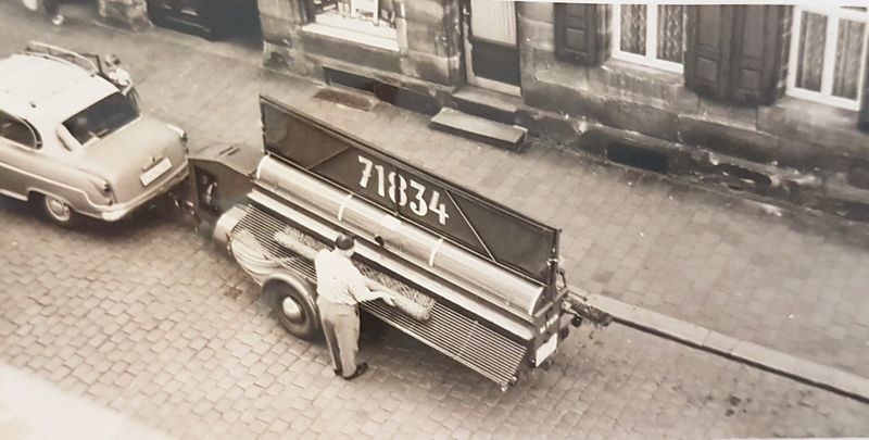 Datei:Teppichreinigung in der Marienstraße.jpg