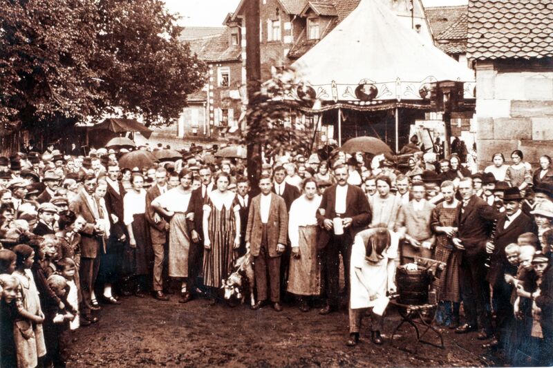 Datei:Kirchweih Burgfarrnbach Regelsbacher Straße 1920.jpg