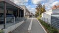 Blick in einen Teil der Dr.-Elisabeth-Hölzl-Straße, Oktober 2025 <span class="smw-highlighter" data-type="8" data-state="inline" data-title="Hinweis" title="Urheber: Web TrefoilErstellungsdatum: 4. Oktober 2025Lizenz: cc-by-sa-4.0"><span class="smwtticon note"></span><span class="smwttcontent">Urheber: <!--LINK'" 2:33--><br>Erstellungsdatum: <!--LINK'" 0:34--> <!--LINK'" 0:35--><br>Lizenz: cc-by-sa-4.0</span></span>