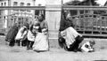 Frauen mit Kindern an der Uferstraße, im Hintergrund Maxbrücke und Fischhäusla an der Foerstermühle, ca. 1910 (schwarzweisses Original)
