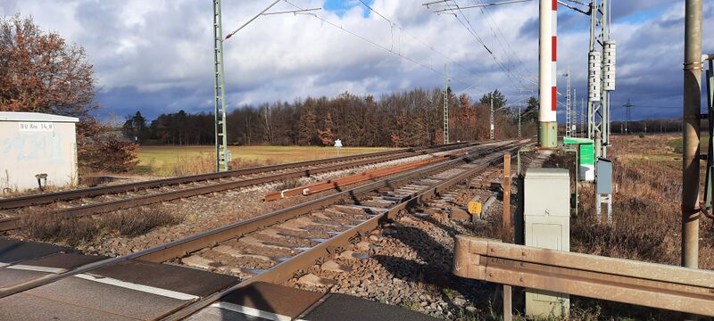 Datei:Bahnhof Vach Bahnübergang Herboldshof 2023.jpg